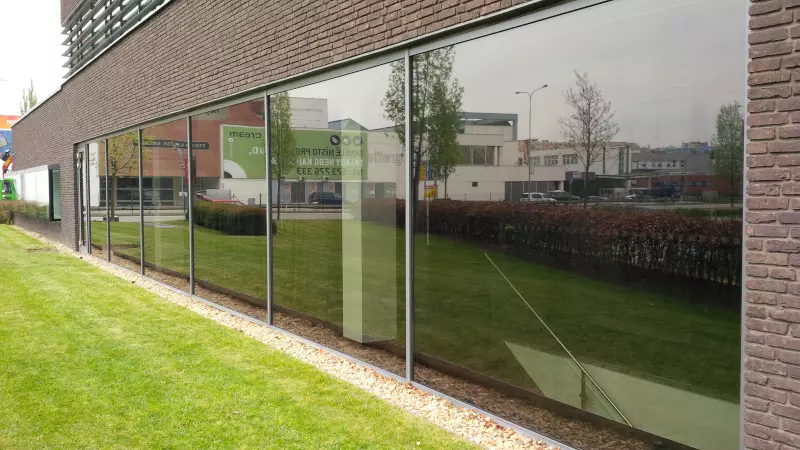 Fólie Natural 65XC – externí protisluneční kouřová fólie značky SolarScreen