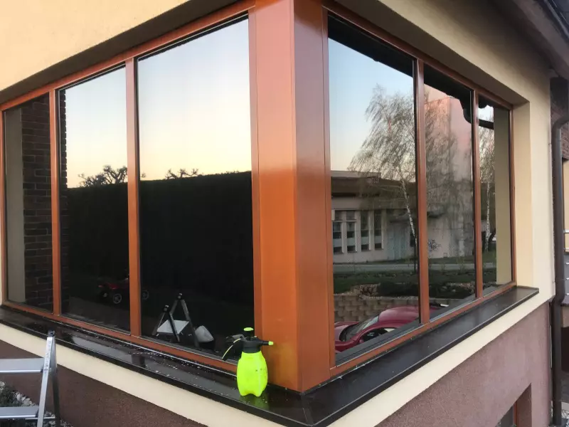 Fólie Natural 80XC – externí protisluneční kouřová fólie značky SolarScreen